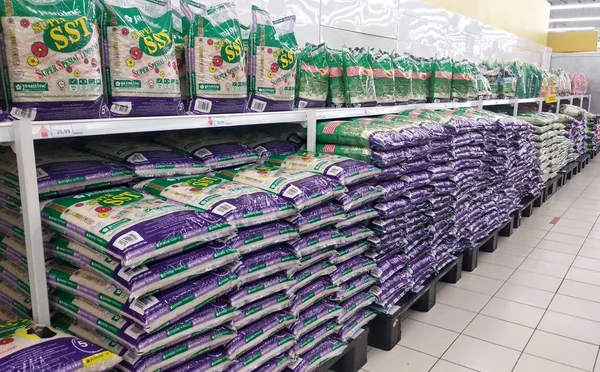 Kuala Lumpur Malajsie Září 2018 Rýže Plastových Obalech Naskládat Supermarketu — Stock fotografie