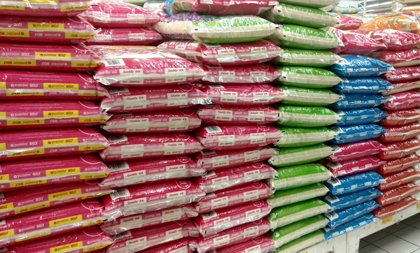 クアラルンプール マレーシア 2018 販売のためスーパー マーケット内部プラスチック包装で米を積み上げ さまざまな種類と価格 — ストック写真