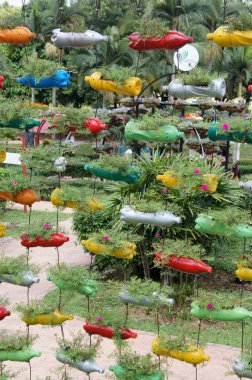 Kuala Lumpur, Malezya-03 Aralık 2018: çiçek dikti dikey olarak plastik şişe kapsayıcı geri dönüşümü için.