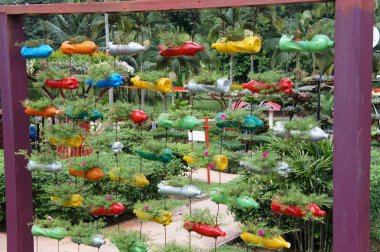 Kuala Lumpur, Malezya-03 Aralık 2018: çiçek dikti dikey olarak plastik şişe kapsayıcı geri dönüşümü için.