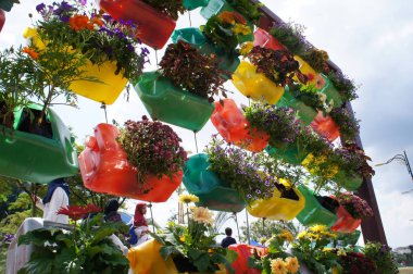 Kuala Lumpur, Malezya-03 Aralık 2018: çiçek dikti dikey olarak plastik şişe kapsayıcı geri dönüşümü için.