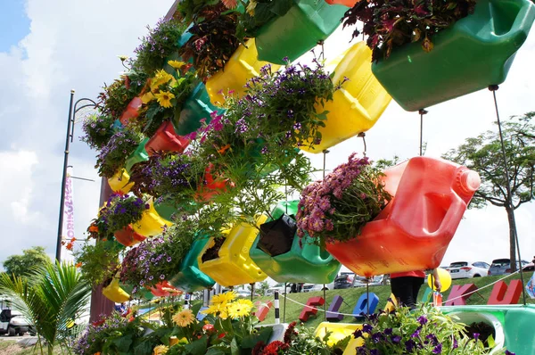 Kuala Lumpur Malaysia December 2018 Flower Planted Vertically Recycling Plastic — Stock Photo, Image