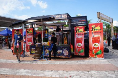 Kuala Lumpur, Malezya - 16 Kasım 2018: sokak hawkers işlerini müşteriye hizmet için gıda kamyon kullanma. Bir kalabalık çekmek için stratejik Caddesi'nde bulunan gıda kamyon.   
