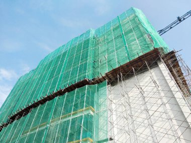 Kuala Lumpur, Malezya-18 Temmuz 2019: Catch platformu ve Emanet örgü yüksek katlı bina inşaatı sırasında bina yüzüne. Bireyler ve özellik düşen enkaz korur. 