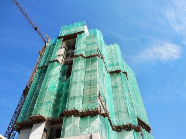 Kuala Lumpur, Malezya-18 Temmuz 2019: Catch platformu ve Emanet örgü yüksek katlı bina inşaatı sırasında bina yüzüne. Bireyler ve özellik düşen enkaz korur. 