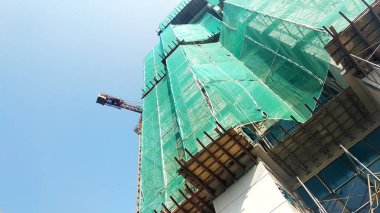 Kuala Lumpur, Malezya-18 Temmuz 2019: Catch platformu ve Emanet örgü yüksek katlı bina inşaatı sırasında bina yüzüne. Bireyler ve özellik düşen enkaz korur. 