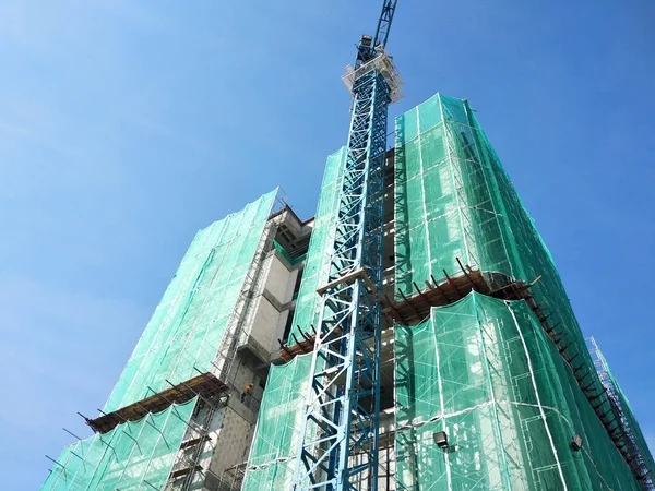 クアラルンプール マレーシア 2019 高層ビル建設中ビルの顔でプラットフォームと安全網をキャッチします それは 落下物から個人と財産を保護します — ストック写真