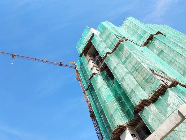 クアラルンプール マレーシア 2019 高層ビル建設中ビルの顔でプラットフォームと安全網をキャッチします それは 落下物から個人と財産を保護します — ストック写真