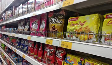 Kuala Lumpur, Malezya-18 Temmuz 2018: çeşitli ıvır zıvır yiyecek ve raf ve görüntü Satılık snacks süpermarkette Paketli. 