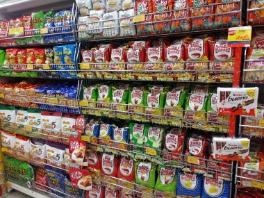 Kuala Lumpur, Malezya-18 Temmuz 2018: çeşitli ıvır zıvır yiyecek ve raf ve görüntü Satılık snacks süpermarkette Paketli. 