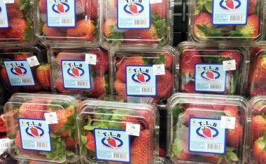 Kuala Lumpur, Malezya-14 Ocak 2019: taze meyve çeşitli şeffaf plastik ile paketlenmiş ve klimalı raflarda Satılık görüntülenir.