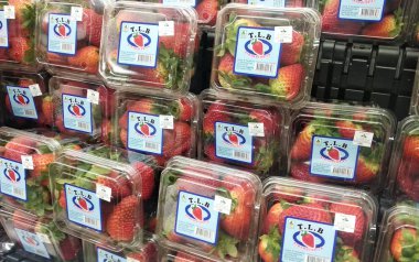 Kuala Lumpur, Malezya-14 Ocak 2019: taze meyve çeşitli şeffaf plastik ile paketlenmiş ve klimalı raflarda Satılık görüntülenir.