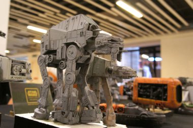 Kuala Lumpur, Malezya-26 Ekim 2018: At-walker minyatür modeli Star Wars adlı filmi serisidir. Halka toplayıcı tarafından görüntülenen. 