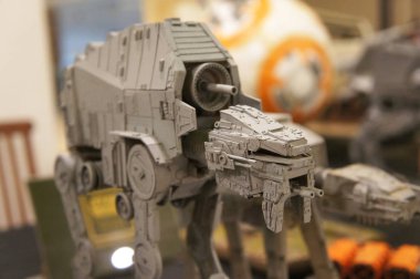 Kuala Lumpur, Malezya-26 Ekim 2018: At-walker minyatür modeli Star Wars adlı filmi serisidir. Halka toplayıcı tarafından görüntülenen. 