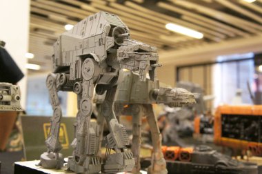 Kuala Lumpur, Malezya-26 Ekim 2018: At-walker minyatür modeli Star Wars adlı filmi serisidir. Halka toplayıcı tarafından görüntülenen. 
