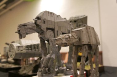 Kuala Lumpur, Malezya-26 Ekim 2018: At-walker minyatür modeli Star Wars adlı filmi serisidir. Halka toplayıcı tarafından görüntülenen. 