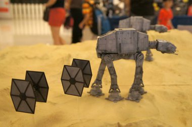 Kuala Lumpur, Malezya-26 Ekim 2018: At-walker minyatür modeli Star Wars adlı filmi serisidir. Halka toplayıcı tarafından görüntülenen. 