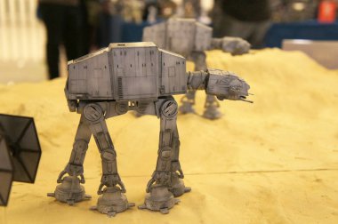 Kuala Lumpur, Malezya-26 Ekim 2018: At-walker minyatür modeli Star Wars adlı filmi serisidir. Halka toplayıcı tarafından görüntülenen. 