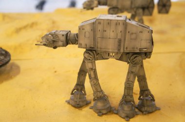 Kuala Lumpur, Malezya-26 Ekim 2018: At-walker minyatür modeli Star Wars adlı filmi serisidir. Halka toplayıcı tarafından görüntülenen. 