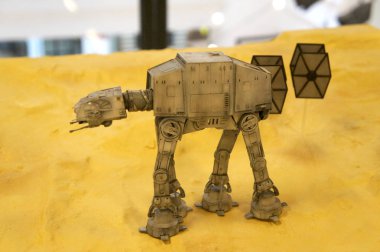 Kuala Lumpur, Malezya-26 Ekim 2018: At-walker minyatür modeli Star Wars adlı filmi serisidir. Halka toplayıcı tarafından görüntülenen. 