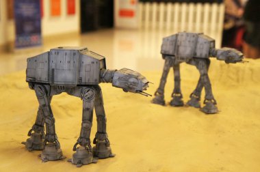 Kuala Lumpur, Malezya-26 Ekim 2018: At-walker minyatür modeli Star Wars adlı filmi serisidir. Halka toplayıcı tarafından görüntülenen. 