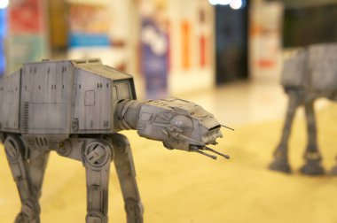 Kuala Lumpur, Malezya-26 Ekim 2018: At-walker minyatür modeli Star Wars adlı filmi serisidir. Halka toplayıcı tarafından görüntülenen. 