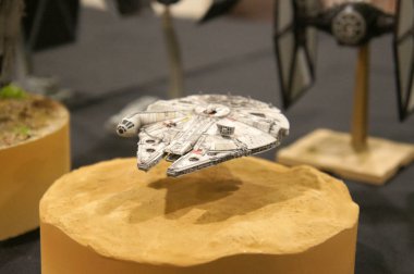 Kuala Lumpur, Malezya-3 Kasım 2018: Star Wars serisinin film--dan odaklı maketi Millennium Falcon uzay gemisi seçili. Halk için toplayıcı tarafından görüntülenen modeli. 
