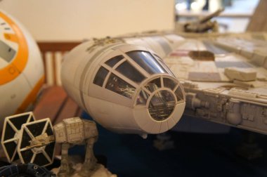 Kuala Lumpur, Malezya-3 Kasım 2018: Star Wars serisinin film--dan odaklı maketi Millennium Falcon uzay gemisi seçili. Halk için toplayıcı tarafından görüntülenen modeli. 