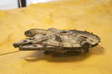 Kuala Lumpur, Malezya-3 Kasım 2018: Star Wars serisinin film--dan odaklı maketi Millennium Falcon uzay gemisi seçili. Halk için toplayıcı tarafından görüntülenen modeli. 