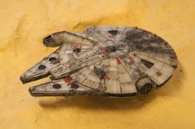 Kuala Lumpur, Malezya-3 Kasım 2018: Star Wars serisinin film--dan odaklı maketi Millennium Falcon uzay gemisi seçili. Halk için toplayıcı tarafından görüntülenen modeli. 