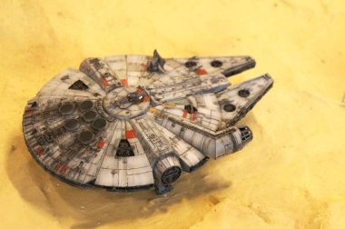 Kuala Lumpur, Malezya-3 Kasım 2018: Star Wars serisinin film--dan odaklı maketi Millennium Falcon uzay gemisi seçili. Halk için toplayıcı tarafından görüntülenen modeli. 