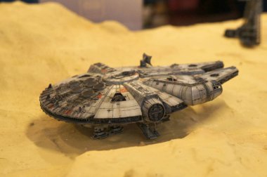 Kuala Lumpur, Malezya-3 Kasım 2018: Star Wars serisinin film--dan odaklı maketi Millennium Falcon uzay gemisi seçili. Halk için toplayıcı tarafından görüntülenen modeli. 