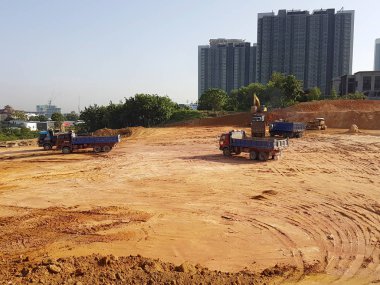 Kuala Lumpur, Malezya-16 Temmuz 2017: ağır makine inşaat alanındaki takas Hafriyat site yapıyor. Works gerekli düzeyi almak bina inşaat başlamadan önce yürütülen. 