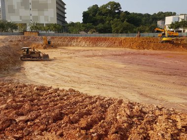 Kuala Lumpur, Malezya-16 Temmuz 2017: ağır makine inşaat alanındaki takas Hafriyat site yapıyor. Works gerekli düzeyi almak bina inşaat başlamadan önce yürütülen. 