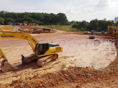 Kuala Lumpur, Malezya-16 Temmuz 2017: ağır makine inşaat alanındaki takas Hafriyat site yapıyor. Works gerekli düzeyi almak bina inşaat başlamadan önce yürütülen. 