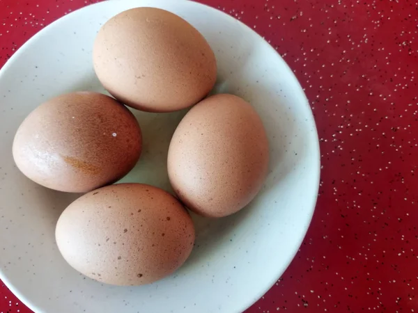 Vier Gekookte Eieren Worden Witte Platen Geplaatst Een Rode Tafel — Stockfoto