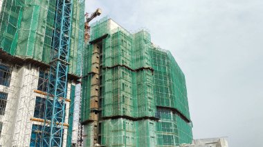 Kuala Lumpur, Malezya-18 Temmuz 2019: Catch platformu ve Emanet örgü yüksek katlı bina inşaatı sırasında bina yüzüne. Bireyler ve özellik düşen enkaz korur. 
