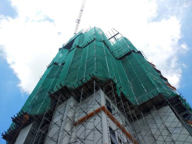 Kuala Lumpur, Malezya-18 Temmuz 2019: Catch platformu ve Emanet örgü yüksek katlı bina inşaatı sırasında bina yüzüne. Bireyler ve özellik düşen enkaz korur. 