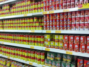 Kuala Lumpur, Malezya-01 Nisan 2019: sardalya olabilir. İşlenmiş can gıda düzenlenmiş bir süpermarket ardından raf, türleri ve markalar. 