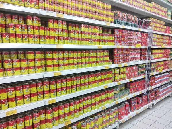 クアラルンプール マレーシア 2019 イワシのことができます 加工することができます食品は整理されるスーパー マーケット棚の後ろのタイプとブランド — ストック写真