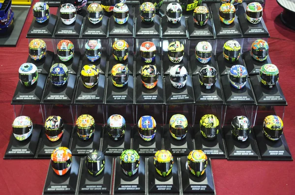 クアラルンプール マレーシア 2018 選択した Motogp ライダーのヘルメットのミニチュア モデルの焦点をテーブル上に配置 コレクターによって表示されます — ストック写真