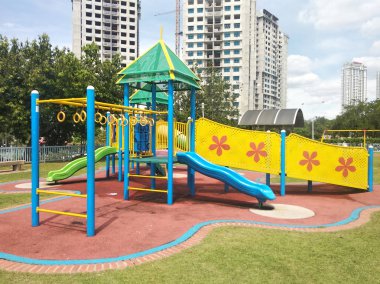 Kuala Lumpur, Malezya-Mayıs 18, 2018: seçilmiş modern çocuk açık oyun Park halka odaklanmış. Bu çocuklar zevk için birkaç farklı temalar ile tasarlanmıştır. 