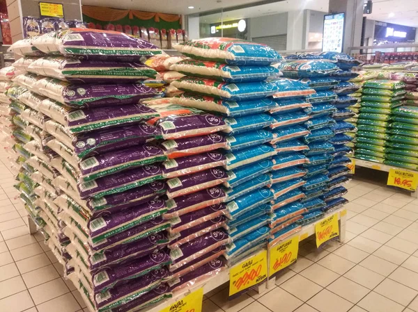 Kuala Lumpur Maleisië September 2018 Rijst Plastic Verpakking Gestapeld Supermarkt — Stockfoto