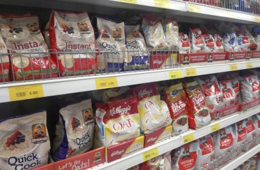 Kuala Lumpur, Malezya-8 Haziran 2018: tahıl gıda kağıt kutusu ve plastik pakette paketlenmiş. Büyük süpermarketler raf görüntülenir. 