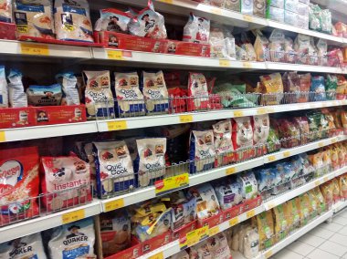 Kuala Lumpur, Malezya-8 Haziran 2018: tahıl gıda kağıt kutusu ve plastik pakette paketlenmiş. Büyük süpermarketler raf görüntülenir. 