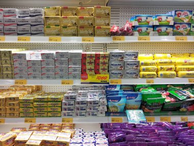 Kuala Lumpur, Malezya-7 Mart 2018: süpermarketlerde serin soğutucu raf üzerinde görüntülenen süt ürün odaklı seçildi. Ürün güzel markaları takip paketlenmiş.  