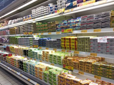Kuala Lumpur, Malezya-7 Mart 2018: süpermarketlerde serin soğutucu raf üzerinde görüntülenen süt ürün odaklı seçildi. Ürün güzel markaları takip paketlenmiş.  