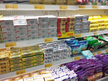 Kuala Lumpur, Malezya-7 Mart 2018: süpermarketlerde serin soğutucu raf üzerinde görüntülenen süt ürün odaklı seçildi. Ürün güzel markaları takip paketlenmiş.  