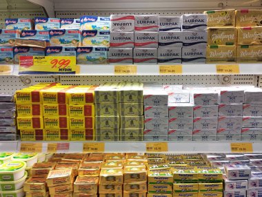 Kuala Lumpur, Malezya-7 Mart 2018: süpermarketlerde serin soğutucu raf üzerinde görüntülenen süt ürün odaklı seçildi. Ürün güzel markaları takip paketlenmiş.  