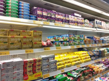 Kuala Lumpur, Malezya-7 Mart 2018: süpermarketlerde serin soğutucu raf üzerinde görüntülenen süt ürün odaklı seçildi. Ürün güzel markaları takip paketlenmiş.  